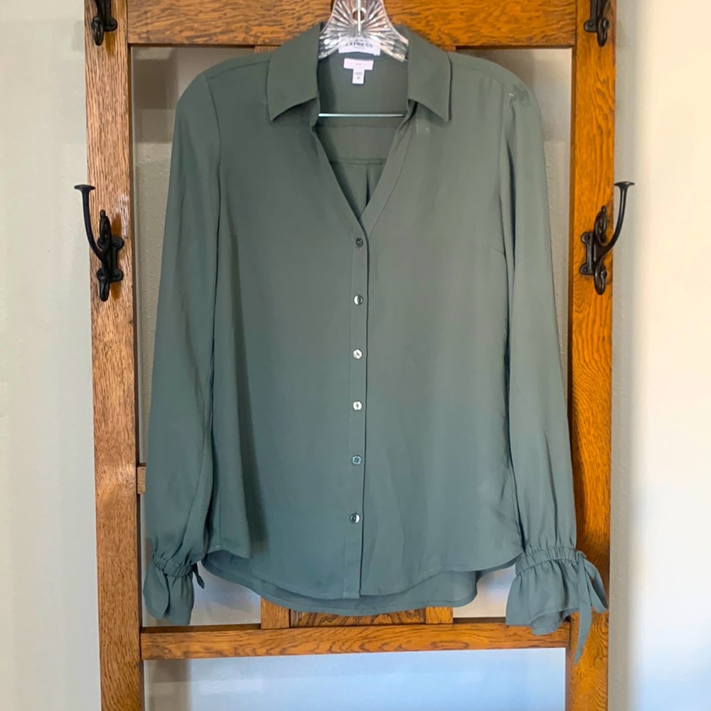 Womens Express clothing blouse in gray. Gently worn, no snags or holes.